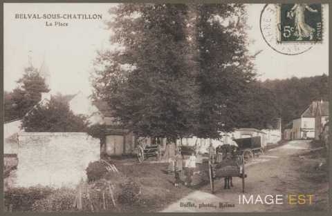 Une place (Belval-sous-Châtillon)
